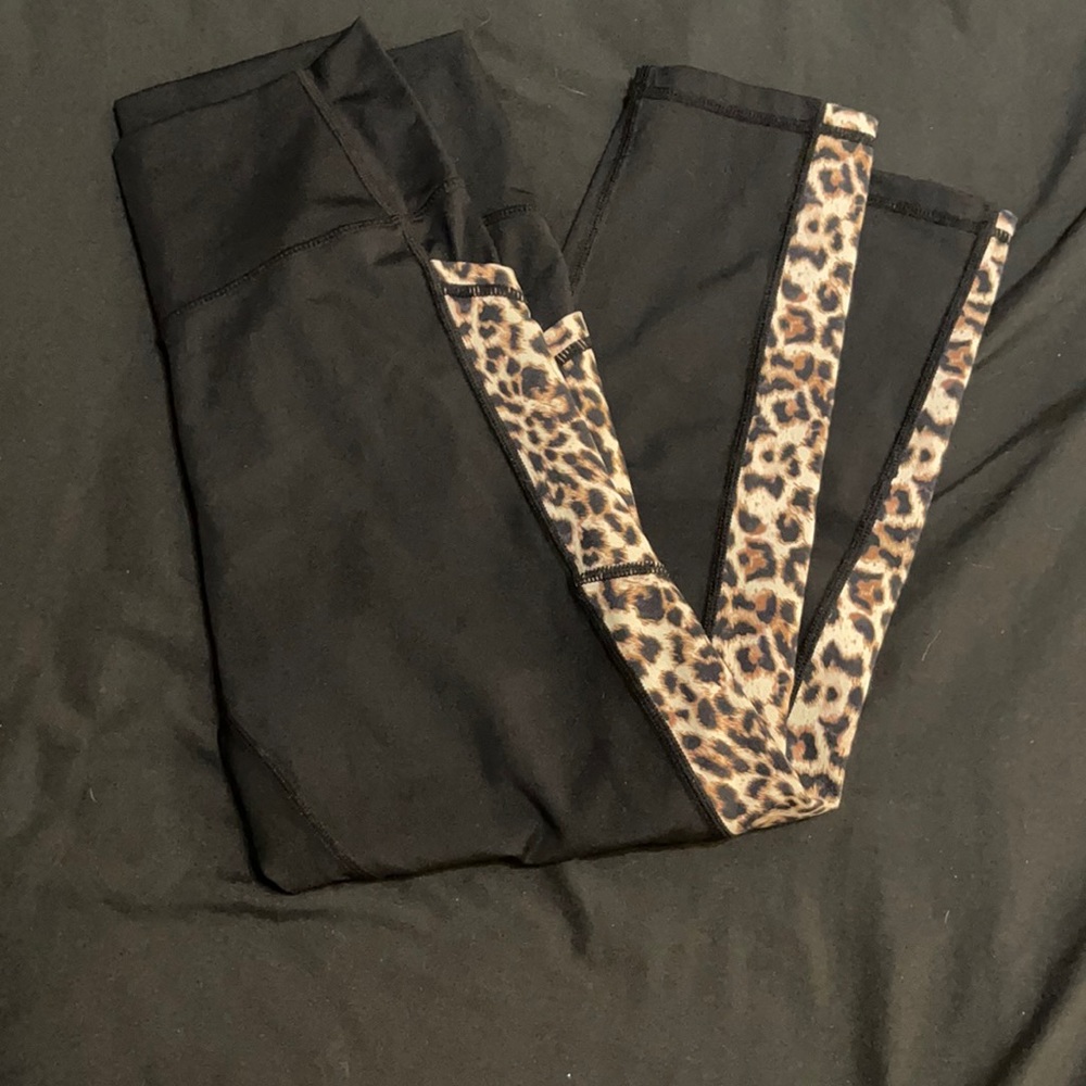 Zyia Active capri length black leopard tights size 8-10 with pockets!